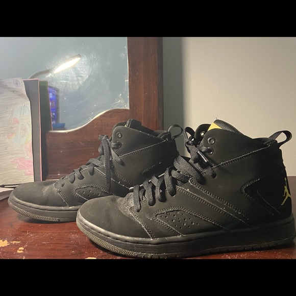 Jordan’s size 8.5 - Picture 5 of 6